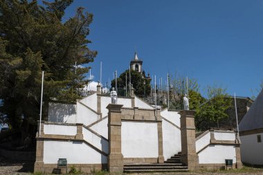 Portekiz 'in Tras os Montes şehrinde kilisenin tepesinde bulunan Hz. Meryem' in Sığınağı 'na giden merdivenler.