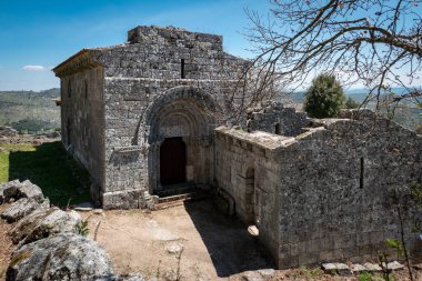 Portekiz 'in Tras os Montes kentindeki Amuralhada de Ansiaes köyündeki San Salvador Kilisesi.