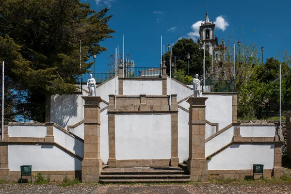 ポルトガルのトラス モンテスの上部にある教会を持つ聖母の聖域へのアクセス階段 — ストック写真