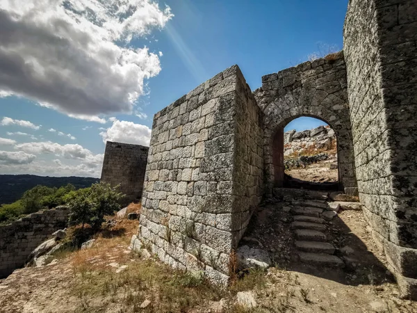 Portekiz 'in Tras os Montes kentindeki Ansiaes Kalesi' ne geçit.