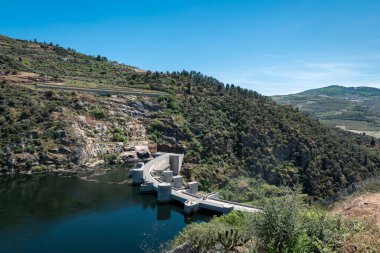 Tepeler ve dağlar arasında nehir douro, Portekiz 'in Tras os Montes kentindeki Foz Tua' nın hidroelektrik barajı