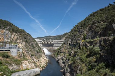 Tepeler ve dağlar arasında Tua nehri ve arka planda Portekiz 'in Tras os Montes kentindeki Foz Tua hidroelektrik barajı.