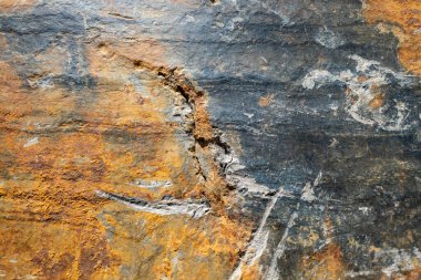 Kalıplı taş yüzeyinde küçük çatlaklar var.