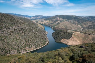 Portekiz, Tras os Montes 'teki Douro nehri tepeler ve dağlar arasında.