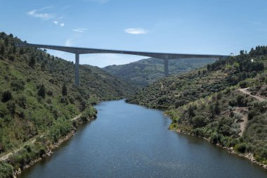 Portekiz, Tras os Montes 'teki Brunheda istasyonu yakınlarındaki Tua nehri üzerindeki köprü.