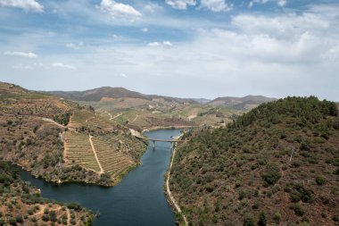 Dağlar arasında Brunheda, Tras os Montes, Portekiz 'de bir köprüsü olan Tua Nehri.