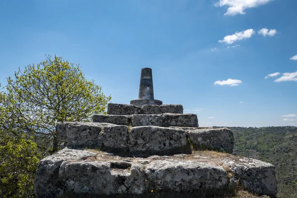 Portekiz 'in Tras os Montes kentindeki eski duvarlı köy ve Ansiaes şatosunun dış duvarında jeodezik bir simge bulunuyor.