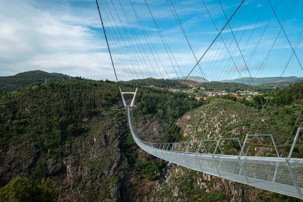 Portekiz, Arouca 'daki Paiva nehri üzerindeki metal asma köprünün kısmi görüntüsü
