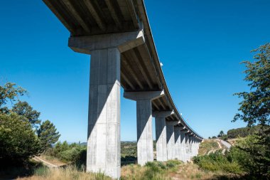 Uzun beton köprünün altında hafif bir kıvrım var.