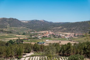 Tepeler ve dağlarla çevrili Portekiz 'in Vila Flor belediyesindeki Feixiel köyü.