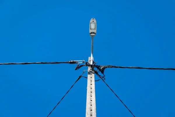 Pôle Réverbère Avec Une Lampe Milieu Quelques Câbles Connexion — Photo