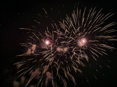 Gece gökyüzünde renkli havai fişekler. Şenlikli bir olayın kutlanması, soyut tatil geçmişi