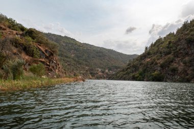 Portekiz 'de bulutlu bir günde Sao Lourenco köyünün yakınındaki Tua nehri, tepe, dağlar arasında.