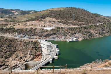 Tepeler ve dağların arasında Portekiz 'in Tras os Montes şehrinde bulunan Foz Tua' nın hidroelektrik barajı var.