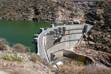 Tepeler ve dağların arasında Portekiz 'in Tras os Montes şehrinde bulunan Foz Tua' nın hidroelektrik barajı var.