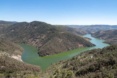 Tepeler ve dağlar arasında, Tua nehri Tras os Montes, Portekiz