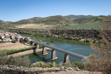 Portekiz, Foz Tua 'daki Douro Nehri boyunca uzanan tren yolu ile köprü.