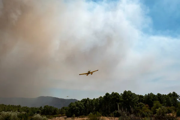Aviones Fuego Medio Nubes Humo Que Combaten Incendios — Foto de Stock