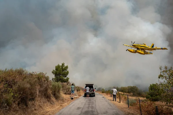 Avión Luchando Contra Fuego Con Algunas Personas Carretera Ayudando Los — Foto de Stock