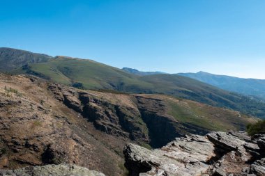 Serra do Alvao 'daki Fisgas de Ermelo üzerinde panoramik manzara, arka planda büyük dağlar ve Portekiz' de yüksek uçurumlar