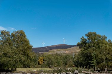 Portekiz 'deki Serra do Alvao' nun arka planında rüzgâr tarlası olan dağların panoramik manzarası