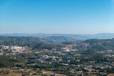 Eski Kamp Alvao bakış açısından Vila Real 'in panoramik manzarası Portekiz' in arka planında uzun bir köprü var.