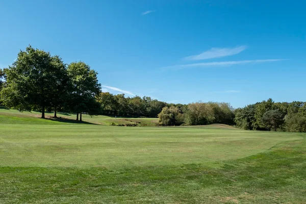 フランスのバスク地方を背景に木々や湖に囲まれたゴルフ場 — ストック写真