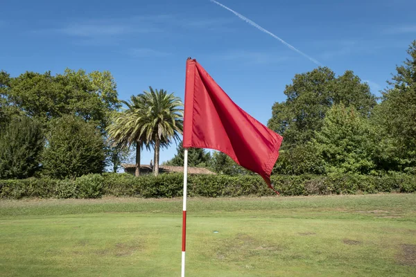 Golf Pálya Körül Fák Piros Zászló Gyepen — Stock Fotó