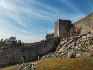 Portekiz 'in Tras os Montes kentindeki Ansiaes antik şatosunun duvar ve kulesi.