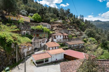 Tepeler ve dağların arasında Tua Nehri ve Portekiz 'in Tras Montes kentindeki Sao Lourenco kaplıca köyünün bir kısmı bulutlu bir günde