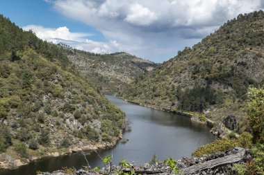 Portekiz, Tras os Montes 'teki Tua nehri tepeler ve dağlar arasında.