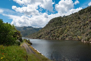 Portekiz, Tras os Montes 'teki Tua nehri tepeler ve dağlar arasında.