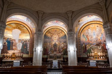 Tespih Bazilikası 'nın İçi, Lourdes
