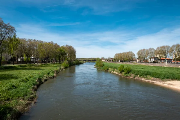 Adour Nehri yeşil çimlerle çevrili ve Fransa 'nın Bask ülkesinde Dax' da bazı ağaçlarla çevrili.