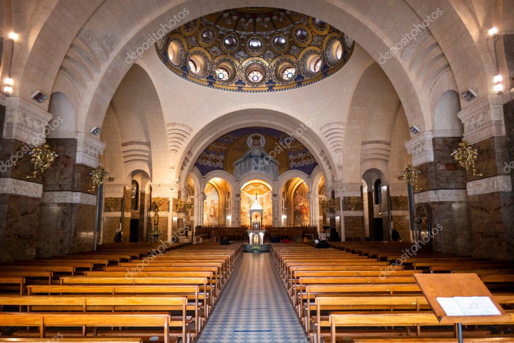Interior y altar de la Iglesia de Nuestra Señora de Lourdes, iglesia