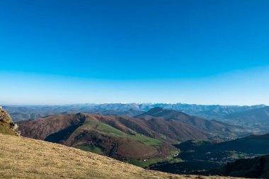 Fransız Bask Bölgesi 'ndeki Artzamendi dağından panoramik manzara ve arka planda daha fazla dağ