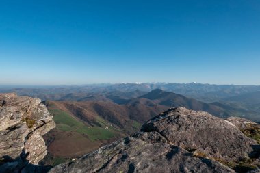 İleride Fransız Bask ülkesindeki Artzamendi dağından panoramik manzaralı kayalar var.