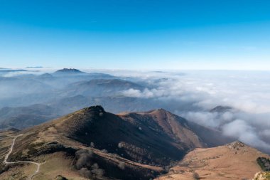 Bask bölgesindeki La Rhune dağından panoramik bir manzara. Arka planda dağlar ve biraz sis var.