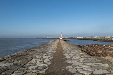 Fransa 'nın Bask Bölgesi' nde Boucau 'daki Digue plajında bir deniz feneri.