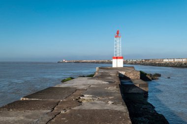 Fransa 'nın Bask Bölgesi' nde Boucau 'daki Digue plajında bir deniz feneri.