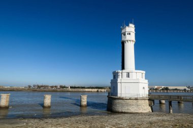 Anglet 'teki Bayonne limanının yanındaki Bask ülkesinde beyaz deniz feneri.
