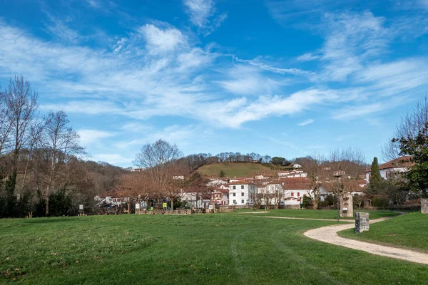 Saint Pee Sur Nivelle kasabasının Fransa 'nın Bask ülkesindeki kısmi manzarası