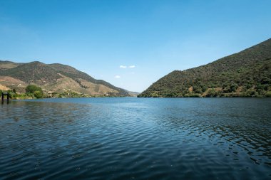 Tepeler ve dağlar arasında Senyora da Ribeira 'daki Douro nehri, Tras os Montes Portugal