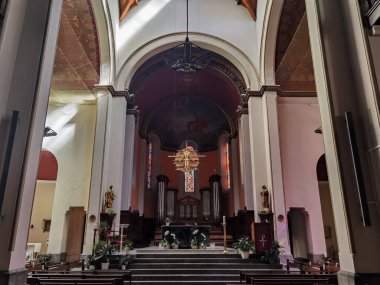 Fransa 'nın Bask ülkesindeki Hasparren' deki Aziz John Kilisesi 'nin iç ve sunağı.