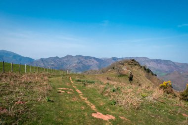 Arkasında dağlar olan dağ manzarası