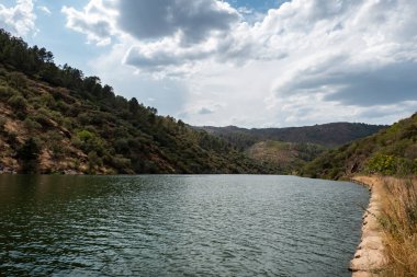 Portekiz 'de bulutlu bir günde dağlarla çevrili Tua Nehri