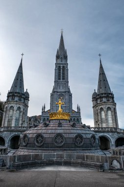 Fransa 'nın Pireneler şehrindeki Lourdes Sığınağı' nda kilise kuleleri ve bir kubbe.