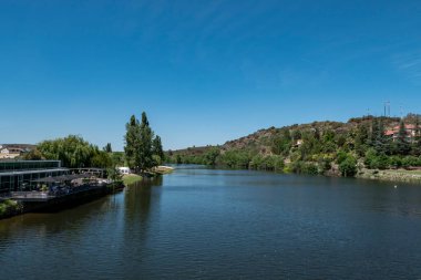 Portekiz, Mirandela 'daki yeşil bölgenin yanındaki Tua Nehri.