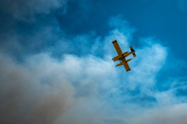 Hava dumanlı bir uçakla yangına karşı savaş.
