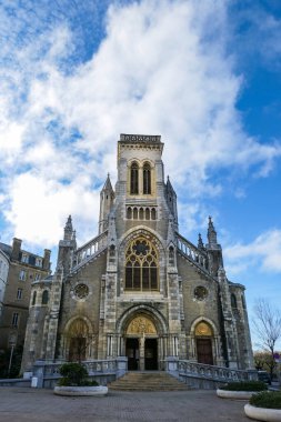 Biarritz, Fransa 'daki Saint Eugenia Kilisesi' nin ön cephesinin bir parçası.